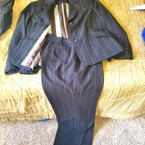2 piece pantsuit size 6p